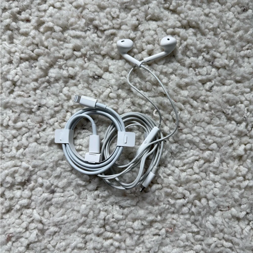 Apple iPhone EarPods and Charger
